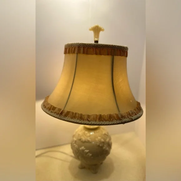 1940s Pink Alacite Aladdin 3way Table Lamp with Original Shade and Finial